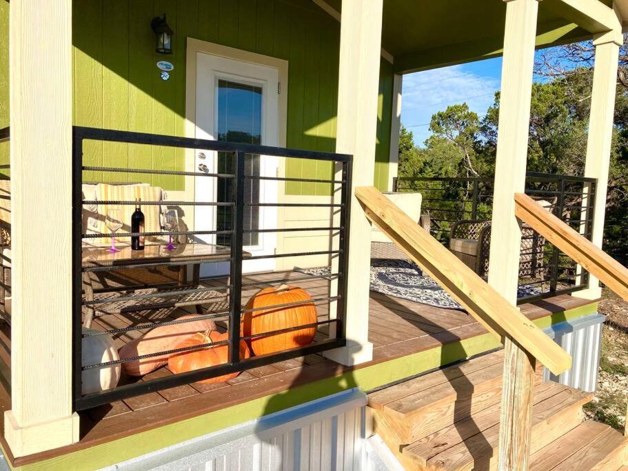 Cozy Tiny Home In The Hills Fischer エクステリア 写真