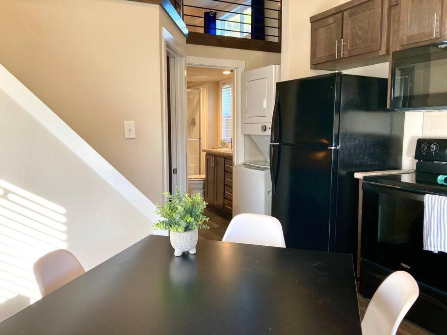 Cozy Tiny Home In The Hills Fischer エクステリア 写真