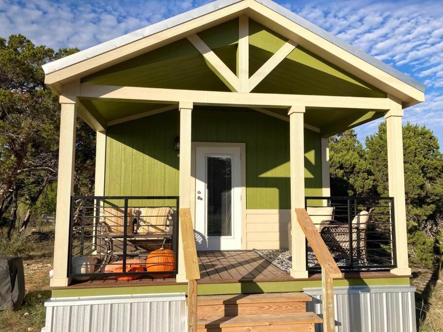 Cozy Tiny Home In The Hills Fischer エクステリア 写真